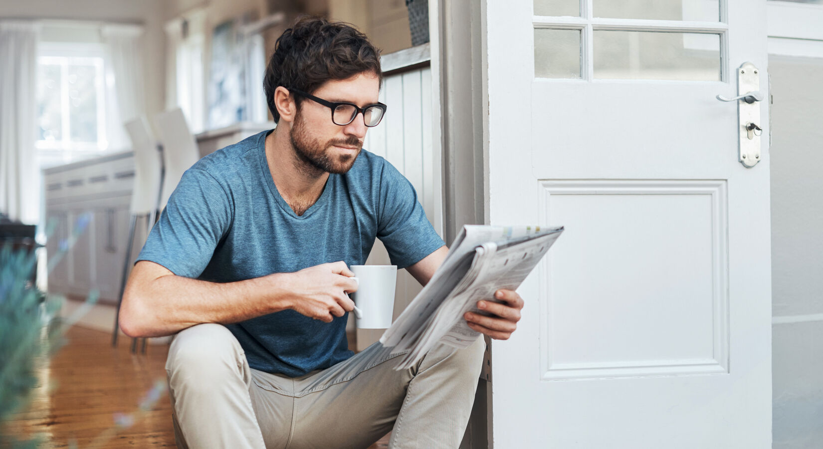 Мужчина в очках с линзами Hoya Hilux